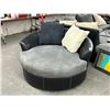 Image 1 : Large Round Swivel Loveseat Gray/Black