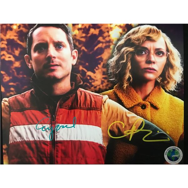 CHRISTINA RICCI AND ELIJAH WOOD SIGNED YELLOWJACKETS 8X10 - WWOC COA