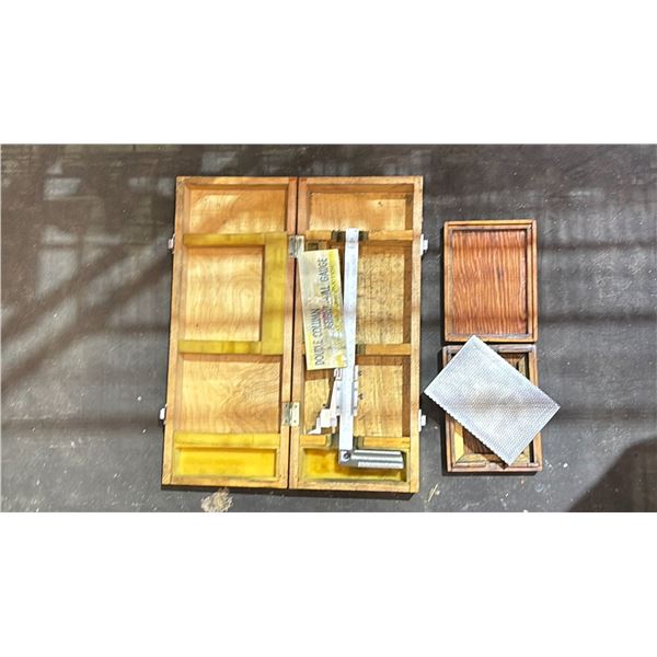 DOUBLE COLUMN HEIGHT GAUGE IN A WOODEN TRANSPORT CASE & DIAMOND PATTERN CALIBRATION PLATE