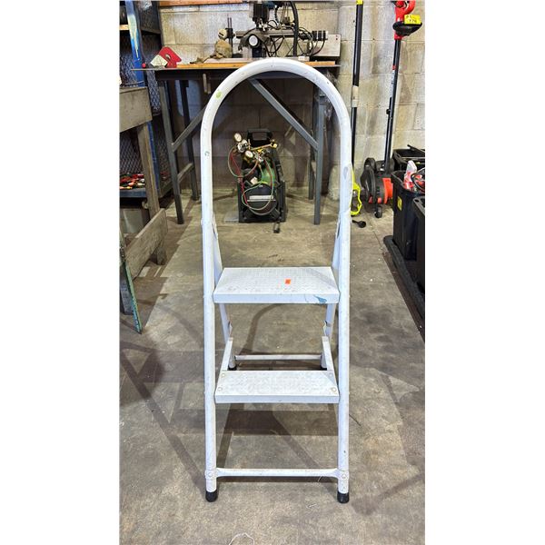 FOLDING STEP LADDER