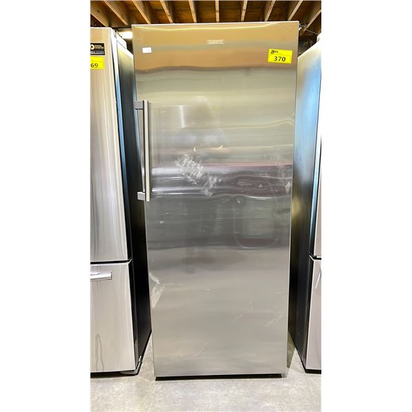 GALANZ STAINLESS STEEL 28.5" W SWING DOOR CONVERTIBLE FRIDGE/FREEZER - *BOTTOM OF HANDLE IS BROKEN*