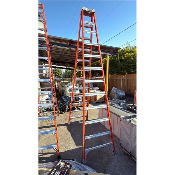 LOUISVILLE FS1512 HEAVY-DUTY 12' FIBERGLASS PORTABLE STEP LADDER - 300LBS LOAD CAPACITY