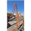 Image 2 : LOUISVILLE FM1414HD HEAVY-DUTY 18' FIBERGLASS PORTABLE STEP LADDER - 375LBS LOAD CAPACITY