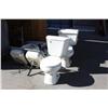 Image 3 : Kitchen sink & 2 toilets