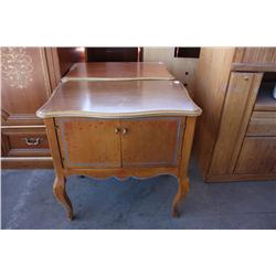 Set of two Venetian night stands