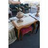 Image 1 : Venetian table with lamp