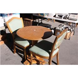 Venetian roundtable with two chairs