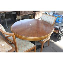 Venetian roundtable with two chairs