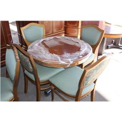 Venetian roundtable with four green chairs