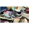 Image 3 : PALLET OF MENS, WOMENS & CHILDRENS SHOES *MUST TAKE ALL*