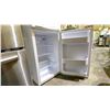 Image 2 : MAGIC CHEF 24"W WHITE APARTMENT SIZE REFRIGERATOR