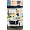 Image 1 : HAMILTON BEACH 0.7 CU. FT CAPACITY MICROWAVE OVEN & 6 SPEED BLENDER