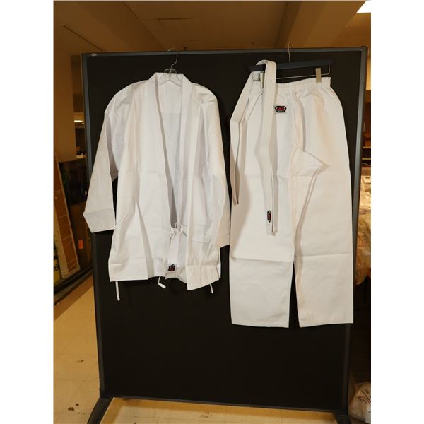 UNIFORME DE KARATÉ GR: 6/190 BLANC LOGO JKS