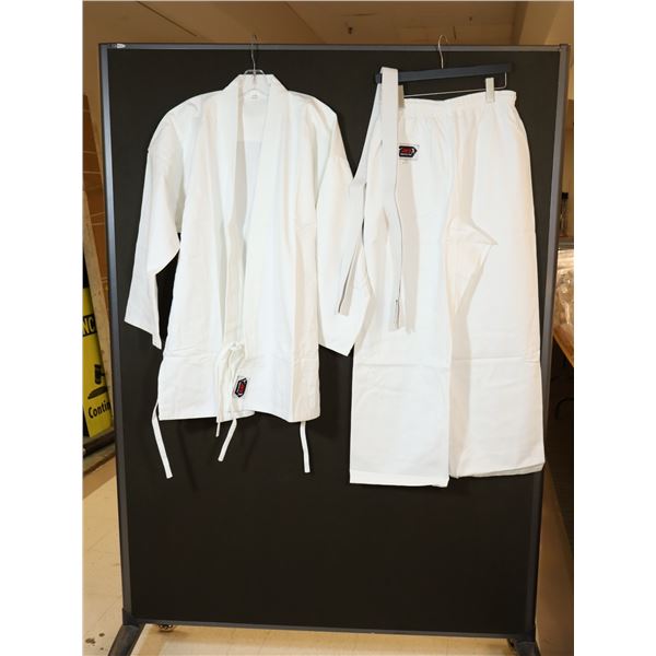 UNIFORME DE KARATÉ GR: 5/180 BLANC LOGO JKS