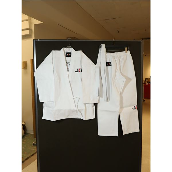 UNIFORME DE KARATÉ GR: 3/160 BLANC LOGO JKS