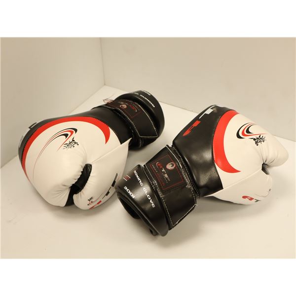 LOT: 2 PAIRE DE GANTS DE BOXE ATF SPORTS BLANC/NOIR/ROUGE ASST