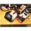 Image 2 : LOT: 5 PAIRE DE GANTS DE BOXE LOGO JKS NOIR/BLANC/ROUGE GR: ASST