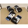 Image 2 : LOT: 3 PAIRE DE GANTS DE BOXE LOGO JKS NOIR/BLANC/BLEU GR: ASST