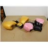 Image 1 : LOT: 2 PAIRE DE GANTS DE BOXE LOGO JKS NOIR/ROSE OR GR: ASST