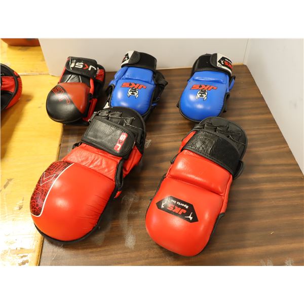 LOT: 5 PAIRE DE GANTS DE BOXE LOGO JKS COULEURS ASST GR: ASST