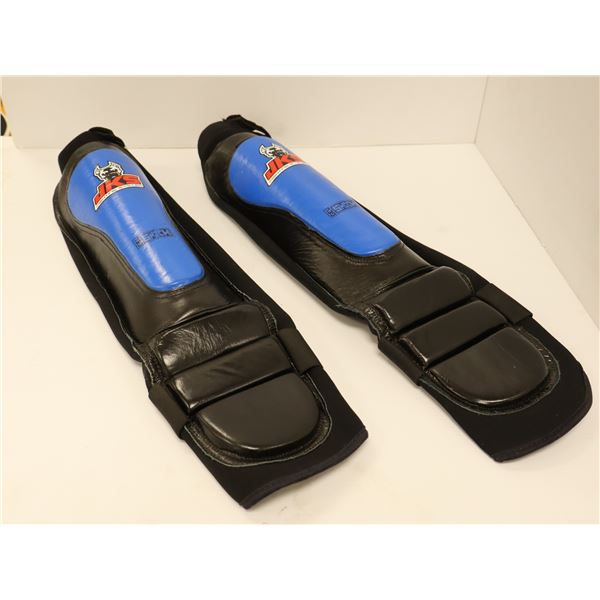 PAIRE DE PROTÈGE-TIBIAS LOGO JKS BLEU/NOIR  GR: ASST *NEUF*