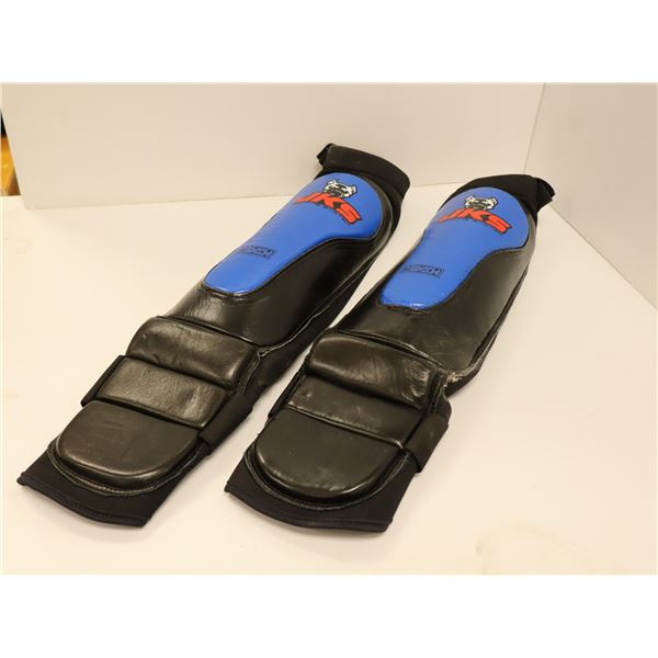 PAIRE DE PROTÈGE-TIBIAS LOGO JKS BLEU/NOIR  GR: ASST *NEUF*