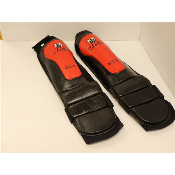 PAIRE DE PROTÈGE-TIBIAS LOGO JKS ROUGE/NOIR  GR: ASST *NEUF*