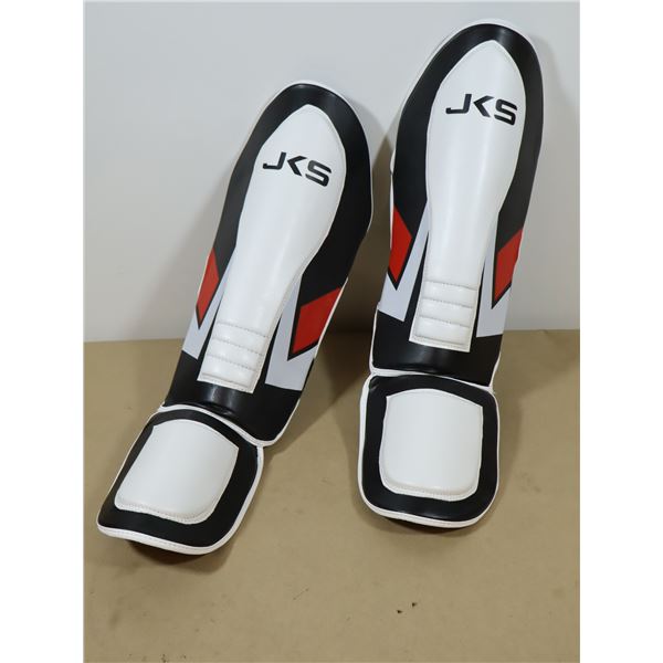 PAIRE DE PROTÈGE-TIBIAS LOGO JKS BLANC/ROUGE/NOIR  GR: ASST *NEUF*