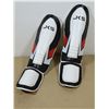 Image 1 : PAIRE DE PROTÈGE-TIBIAS LOGO JKS BLANC/ROUGE/NOIR  GR: ASST *NEUF*