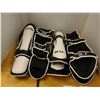 Image 1 : LOT: 4 PAIRES DE PROTÈGE-TIBIAS LOGO JKS BLANC/ROUGE/NOIR  GR: ASST