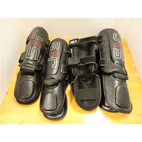 LOT: 4 PAIRES DE PROTÈGE-TIBIAS LOGO JKS NOIR  GR: ASST