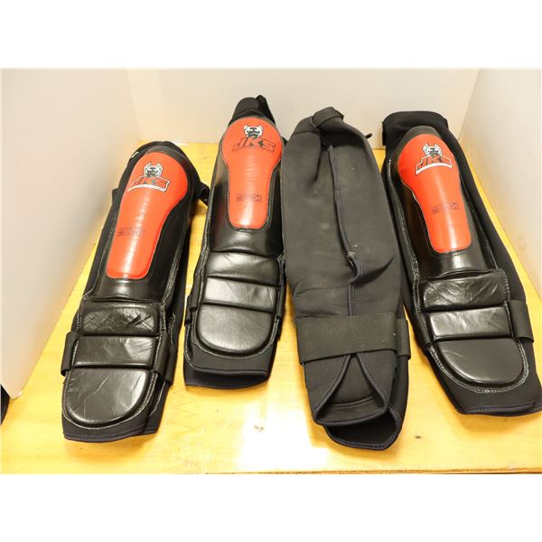 LOT: 4 PAIRES DE PROTÈGE-TIBIAS LOGO JKS NOIR/ROUGE  GR: ASST