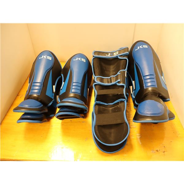 LOT: 4 PAIRES DE PROTÈGE-TIBIAS LOGO JKS NOIR/BLEU  GR: ASST