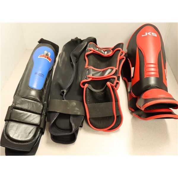LOT: 4 PAIRES DE PROTÈGE-TIBIAS LOGO JKS NOIR/BLEUx2 NOIR/ROUGEx2  GR: ASST