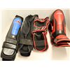 Image 1 : LOT: 4 PAIRES DE PROTÈGE-TIBIAS LOGO JKS NOIR/BLEUx2 NOIR/ROUGEx2  GR: ASST