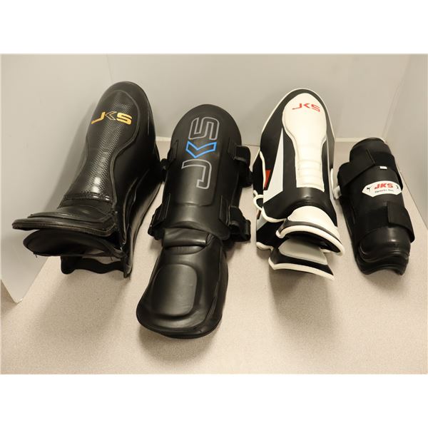 LOT: 4 PAIRES DE PROTÈGE-TIBIAS LOGO JKS COULEURS ASST GR: ASST