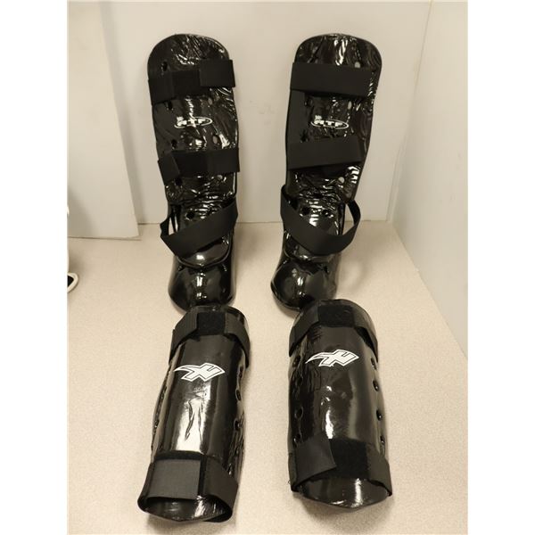 LOT: 2 PAIRES DE PROTÈGE-TIBIAS NOIR GR: ASST