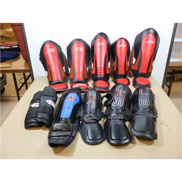LOT: 11 PROTÈGE-TIBIAS INADAPTÉ LOGO JKS COULEURS ASST GR: ASST