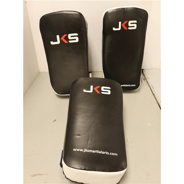 LOT: 3 PADS POUR COUP DE PIED LOGO JKS NOIR/BLANC *COME NEUF*