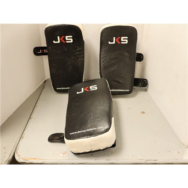 LOT: 3 PADS POUR COUP DE PIED LOGO JKS NOIR/BLANC *USAGÉ*