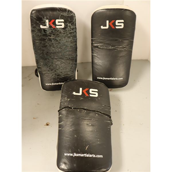 LOT: 3 PADS POUR COUP DE PIED LOGO JKS NOIR/BLANC *TRÈS USAGÉ*