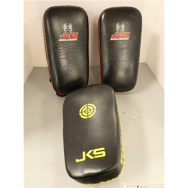 LOT: 3 PADS POUR COUP DE PIED LOGO JKS ASST *USAGÉ*