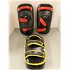 Image 2 : LOT: 3 PADS POUR COUP DE PIED LOGO JKS ASST *USAGÉ*