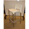 Image 1 : TABOURET DE BAR BLANC/GRIS PLASTIQUE/METAL