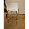 Image 2 : TABOURET DE BAR BLANC/GRIS PLASTIQUE/METAL