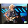 Image 1 : BRAD PAISLEY SIGNED 8X10 - GCG COA