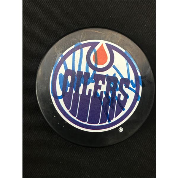 CONNOR MCDAVID AND WAYNE GRETZKY SIGNED OILERS PUCK GCG COA