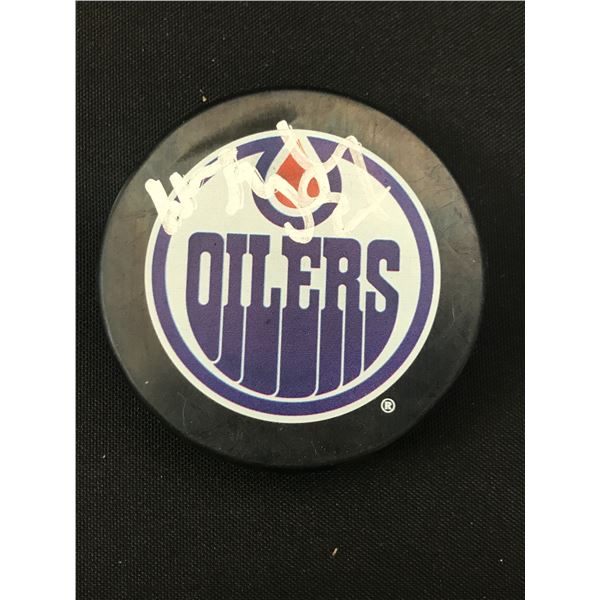 WAYNE GRETZKY SIGNED HOCKEY PUCK GCG COA