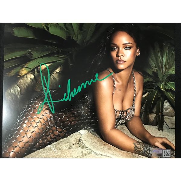 RIHANNA SIGNED 8X10 PHOTO WITH COA