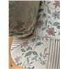 Image 4 : Sklar-Pepper Floral Fabric Sofa